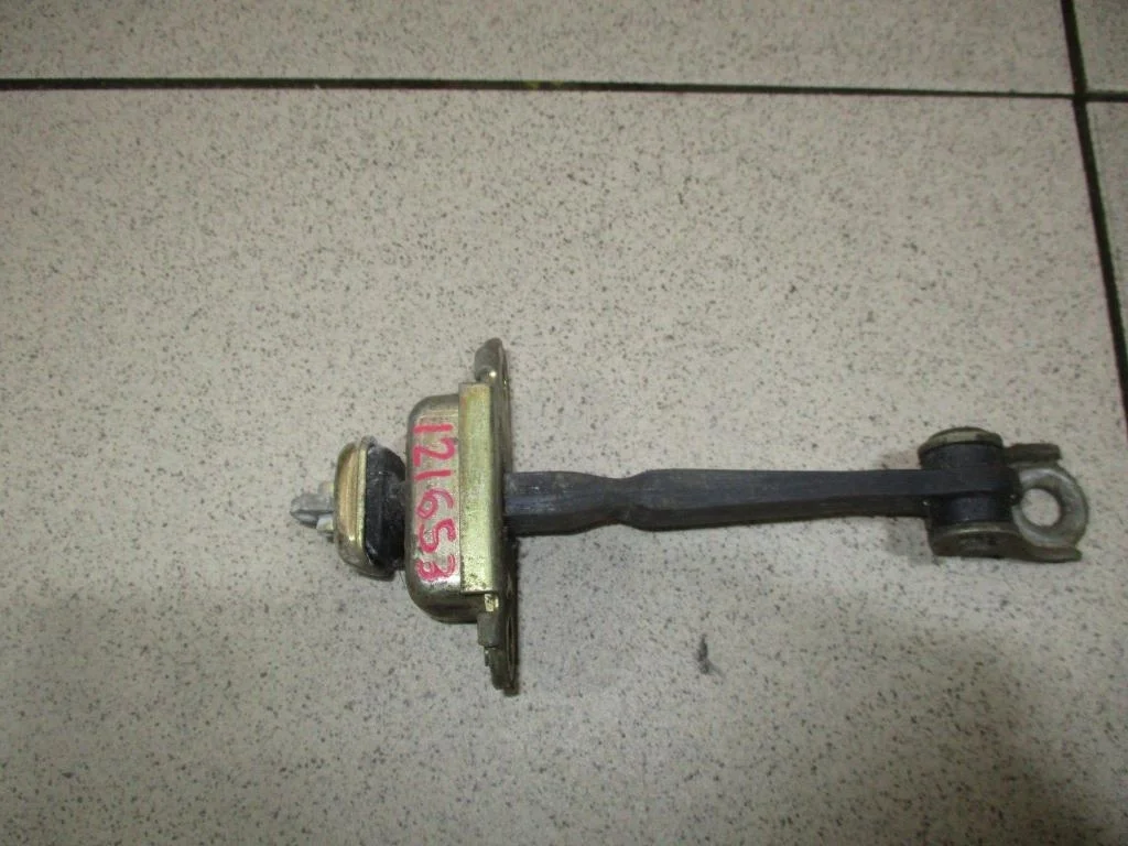 Ограничитель двери Nissan Primera P12