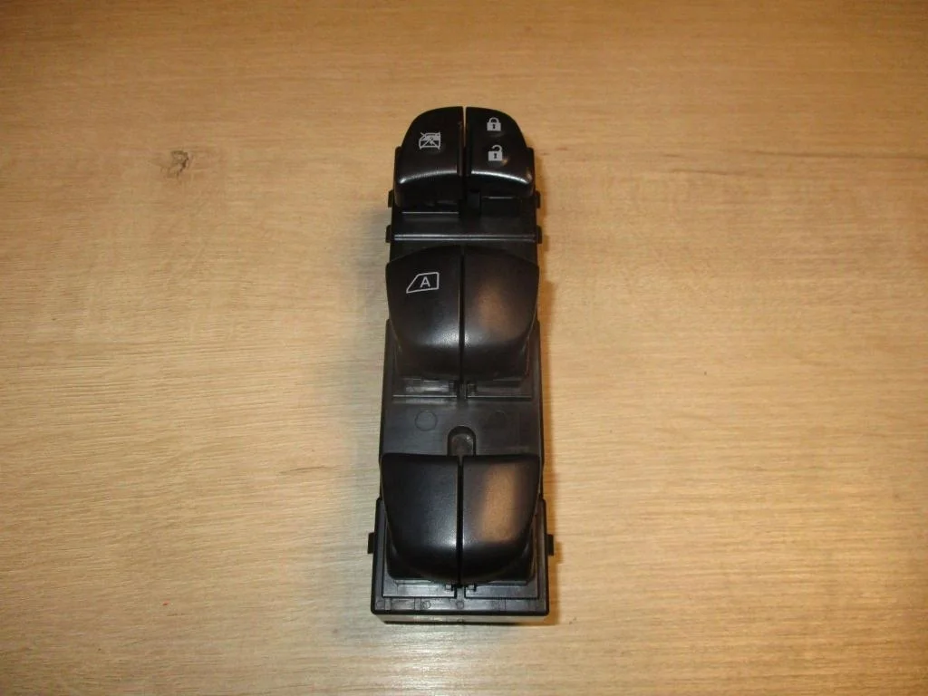 Блок управления стеклоподъемниками Nissan Juke F15