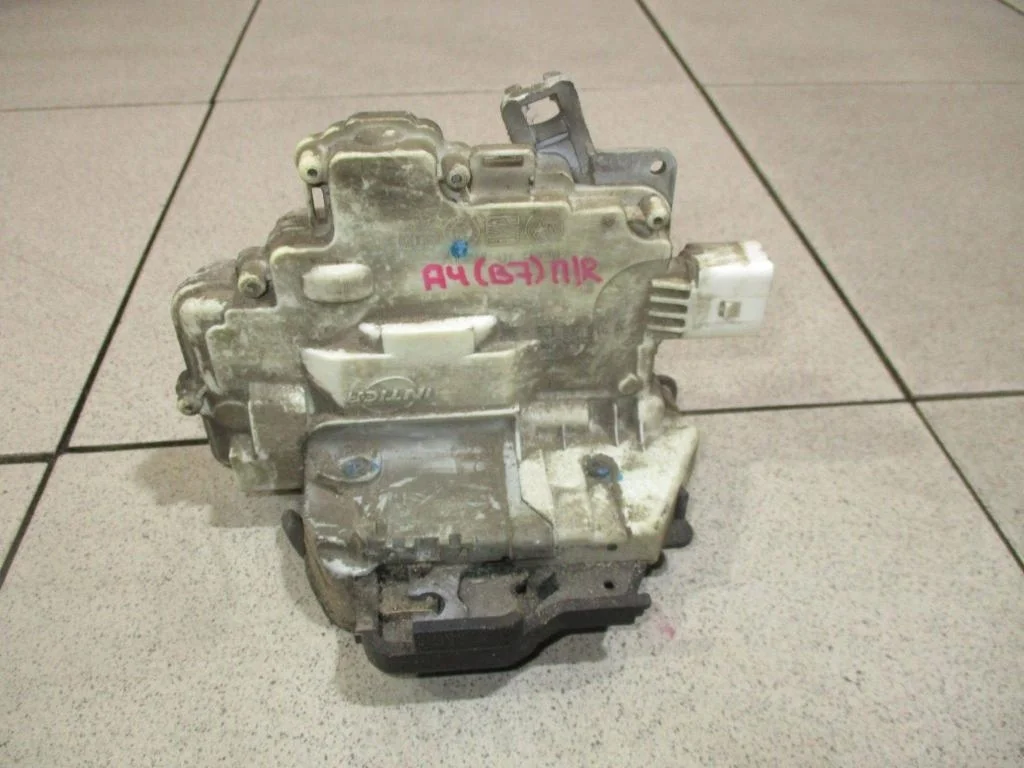 Замок двери передней правой Audi A4 B7