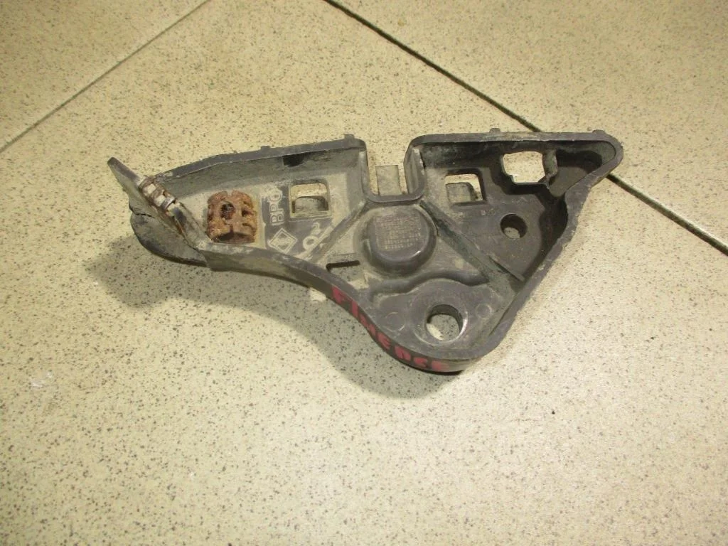 Кронштейн переднего бампера правый Renault Fluence