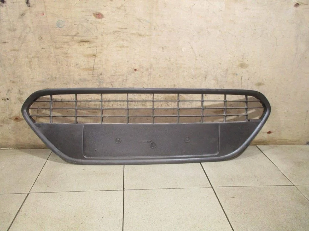 Решетка в бампер центральная Ford Focus 2
