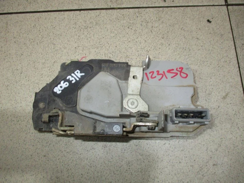Замок двери задней правой Peugeot 206