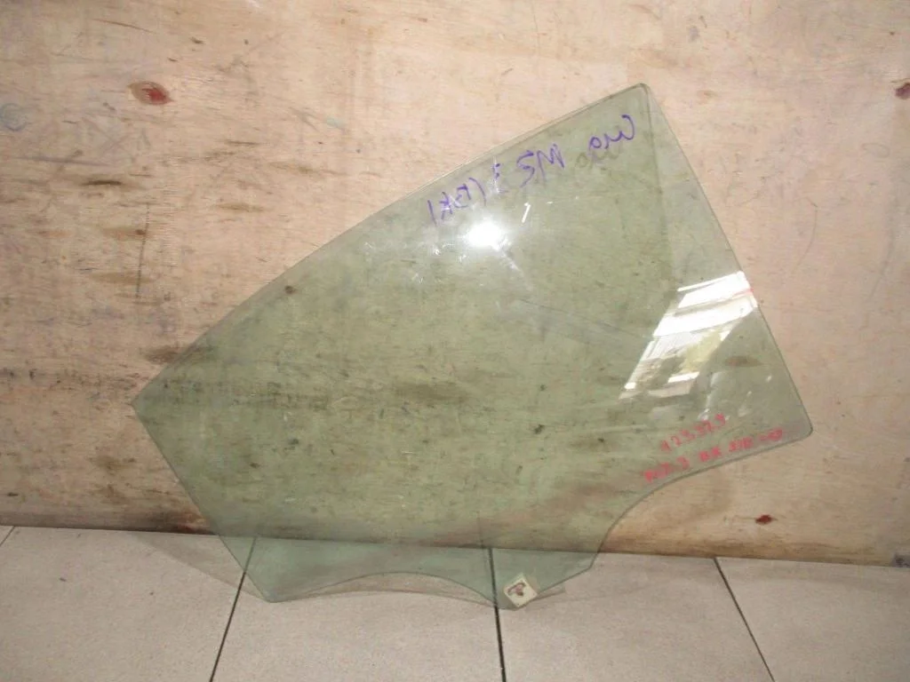 Стекло двери задней правой Mazda 3 BK