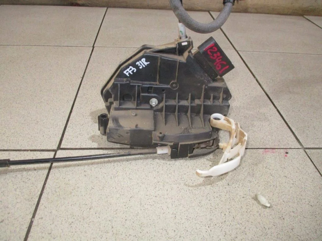 Замок двери задней правой Ford Focus 3