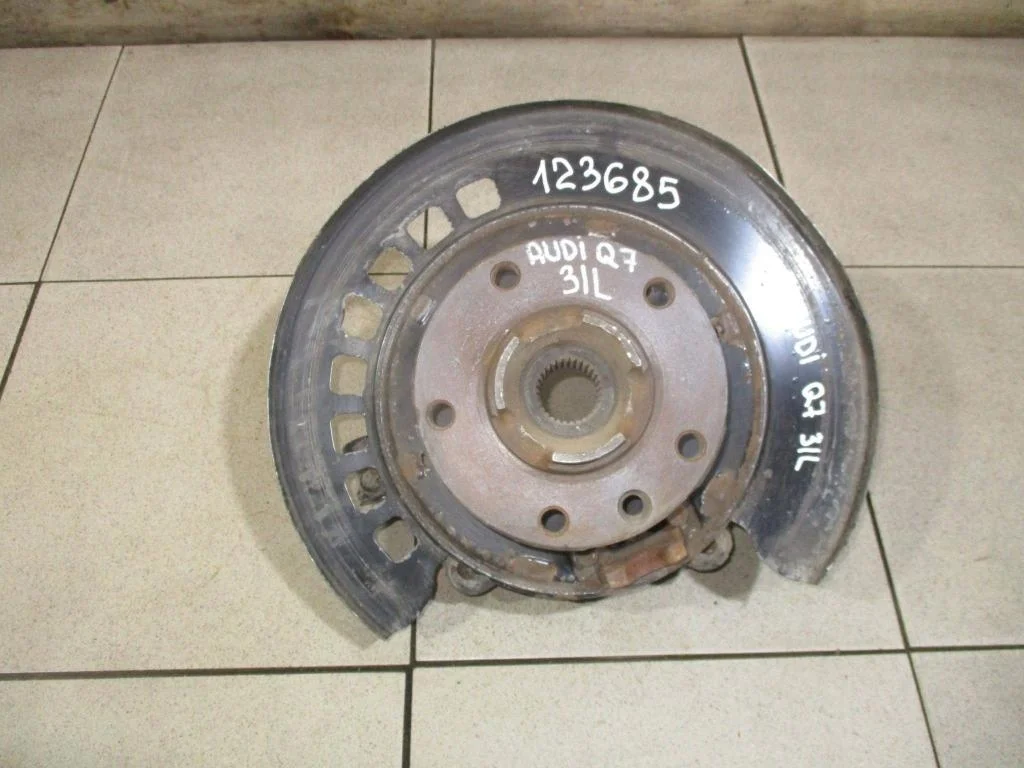 Кулак поворотный задний левый Audi Q7 2008 4L