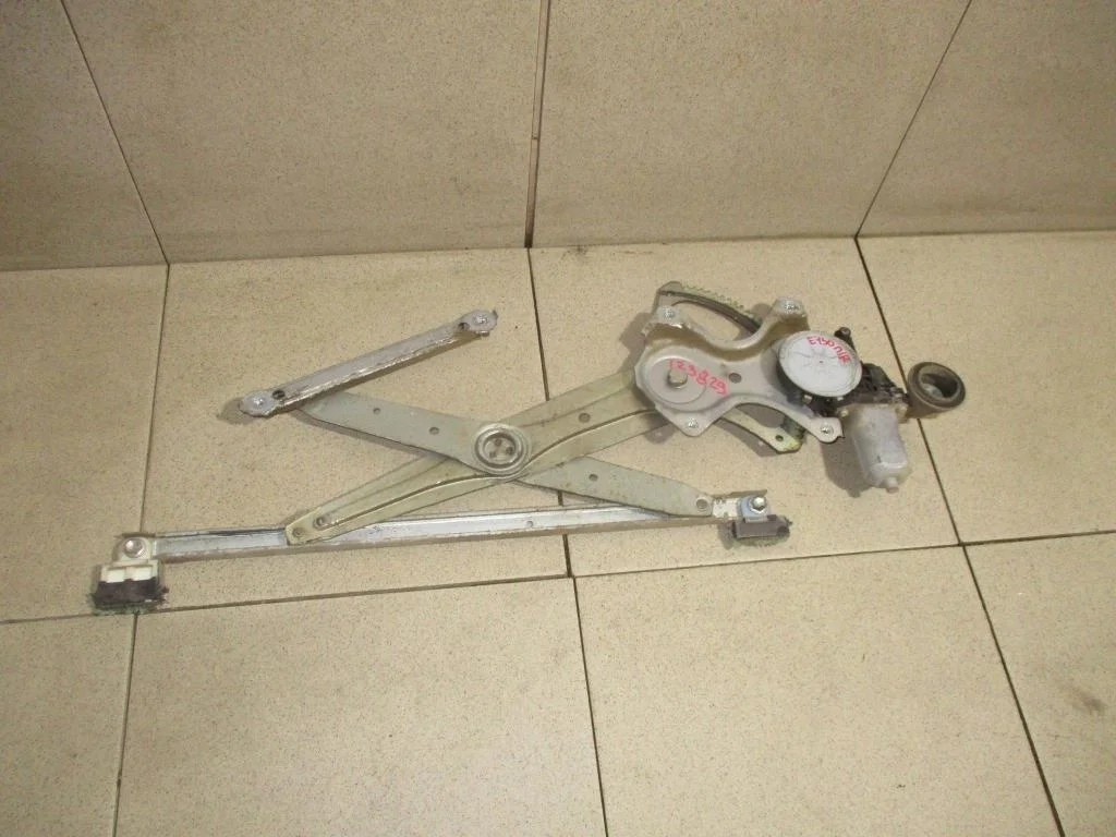 Стеклоподъемник передний правый Toyota Corolla E150