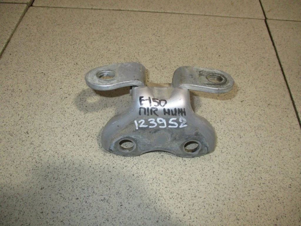 Петля двери передней правой нижняя Toyota Corolla E150