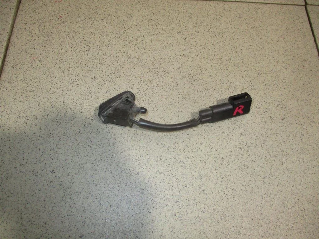 Форсунка омывателя лобового стекла Ford Focus 3