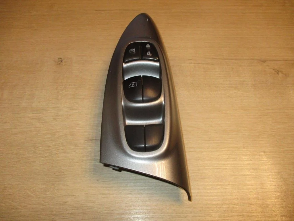 Блок управления стеклоподъемниками Nissan Juke F15