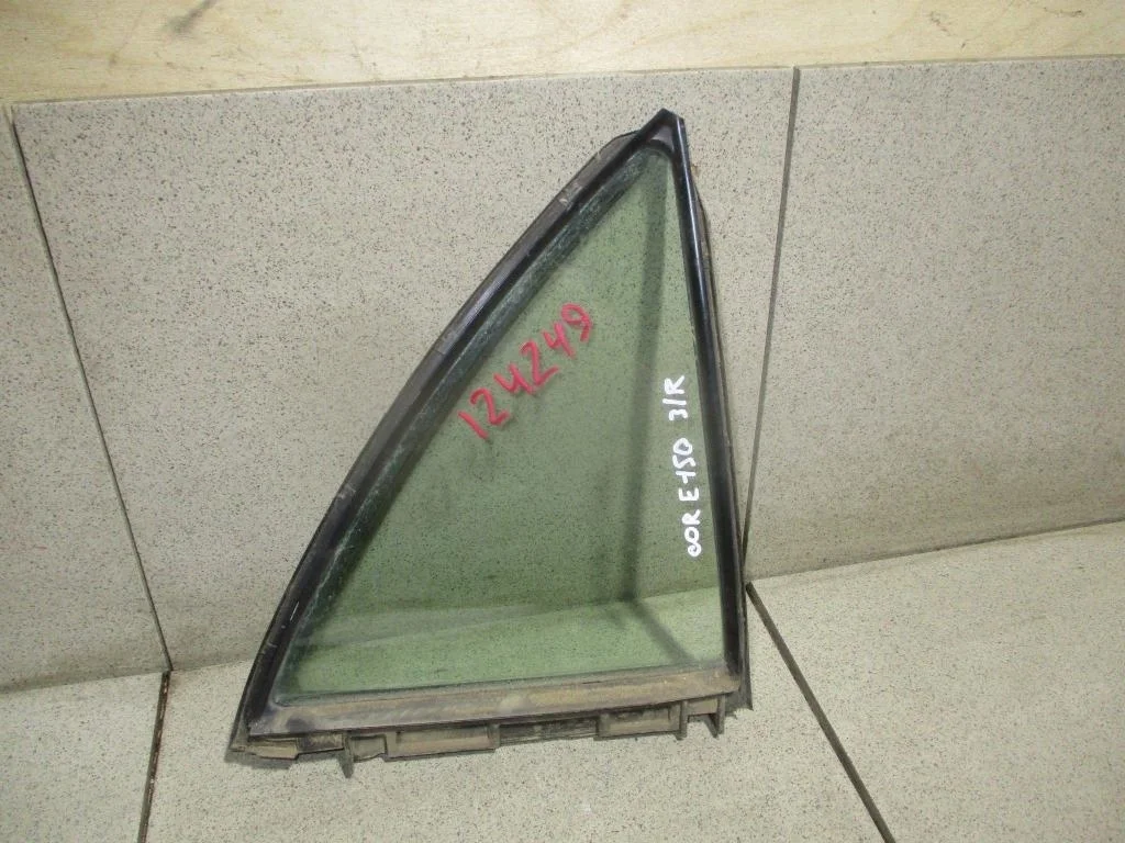 Стекло двери задней правой форточка Toyota Corolla E150