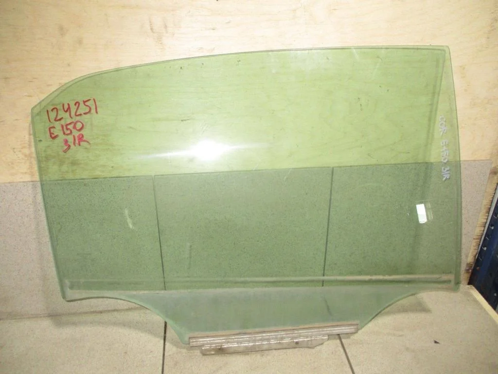 Стекло двери задней правой Toyota Corolla E150