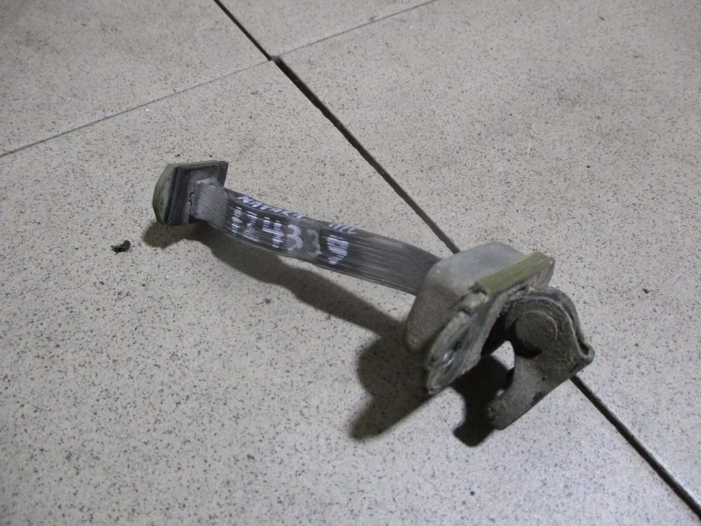 Ограничитель двери Nissan Navara 2007 D40