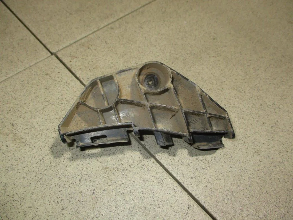 Кронштейн заднего бампера левый Toyota Corolla E150