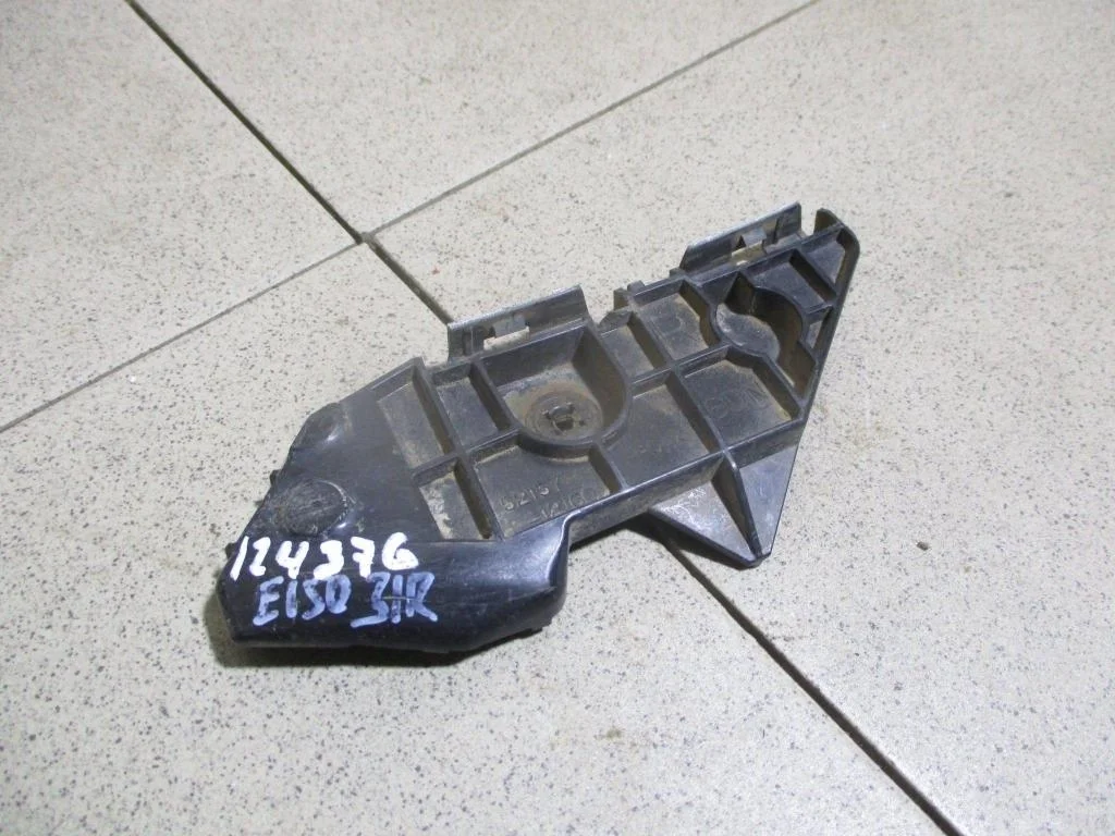 Кронштейн заднего бампера правый Toyota Corolla E150