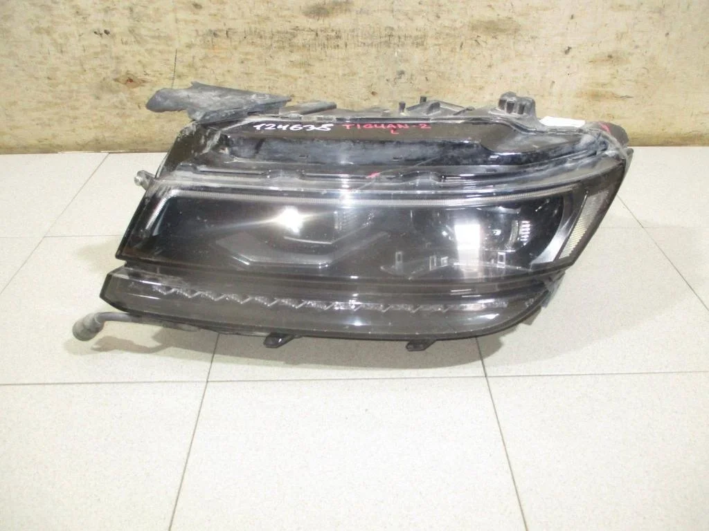 Фара левая Volkswagen Tiguan 2