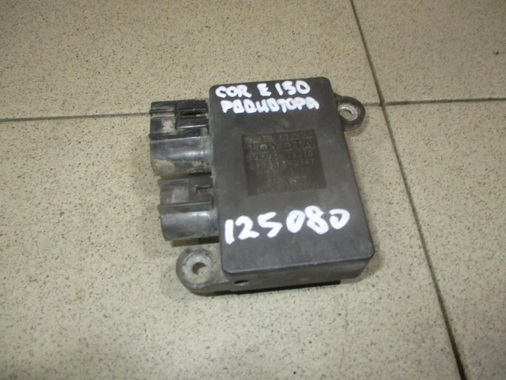 Блок управления вентилятором Toyota Corolla E150