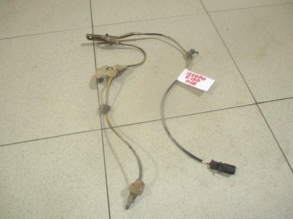 Датчик abs передний правый Toyota Corolla E150