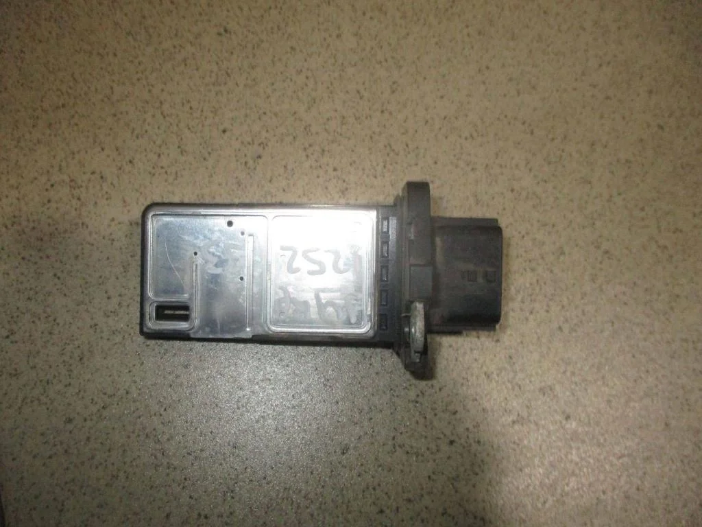 Датчик массового расхода воздуха Nissan Juke F15