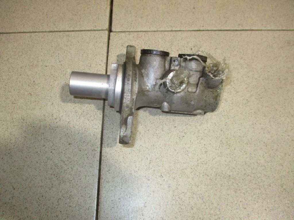 Цилиндр тормозной главный Nissan Juke 2011 F15