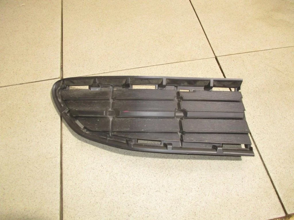 Решетка в бампер левая Toyota RAV4 A40