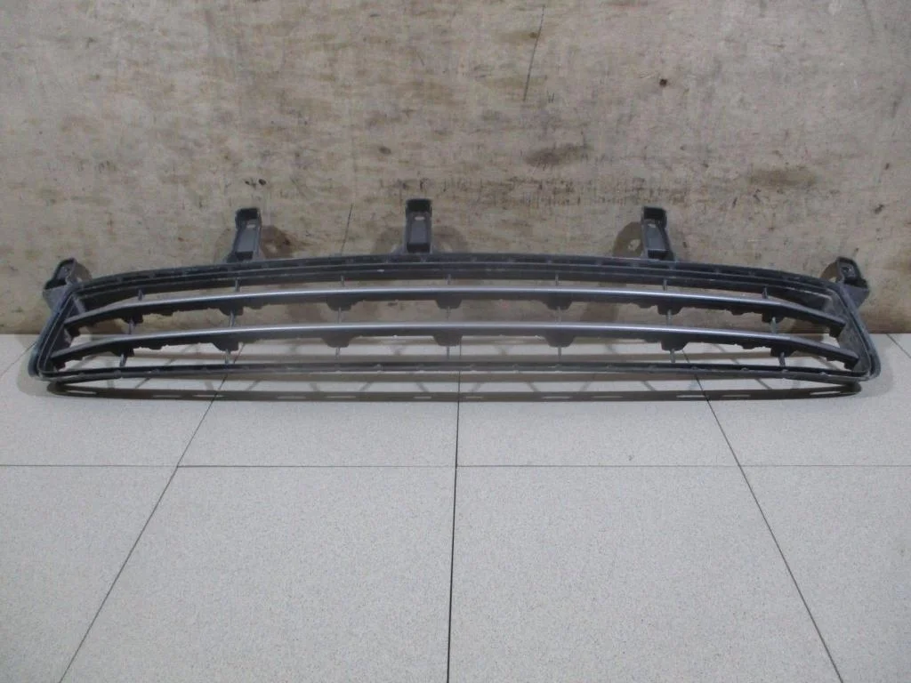 Решетка в бампер центральная Lexus LX570 J200