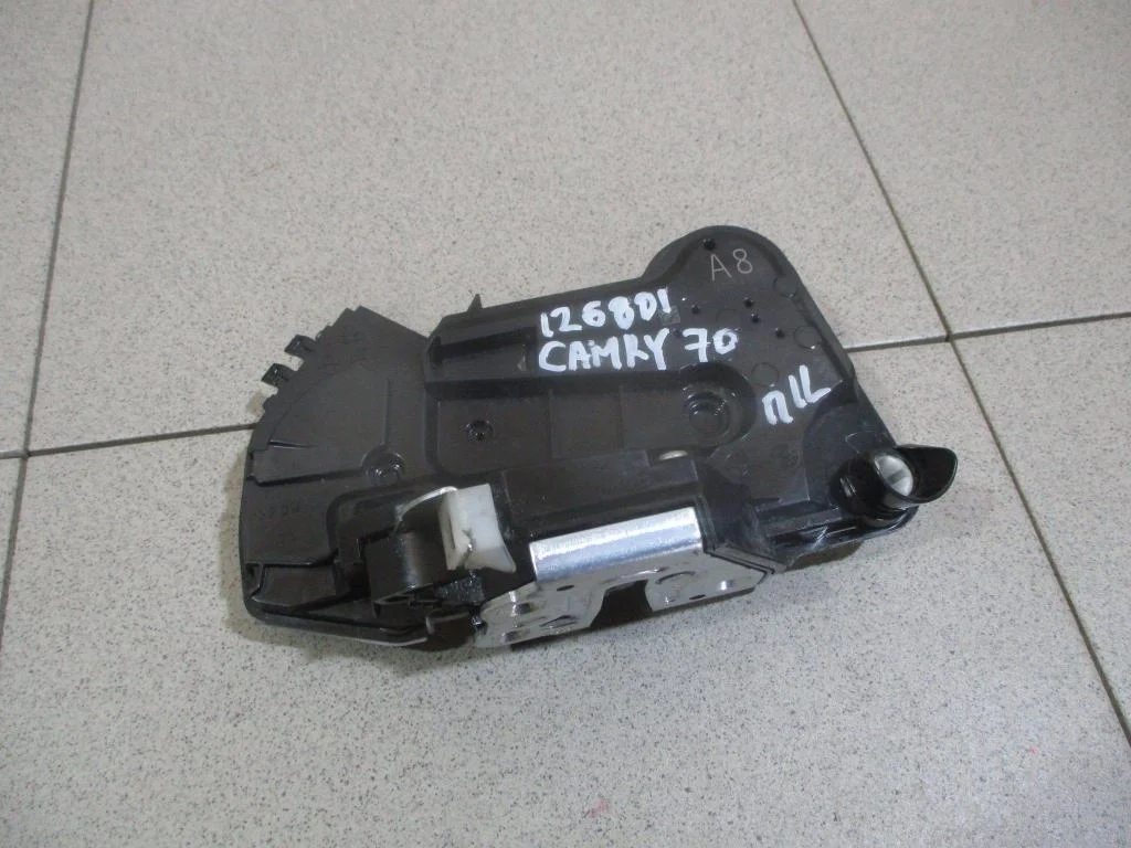 Замок двери передней левой Toyota Camry XV70