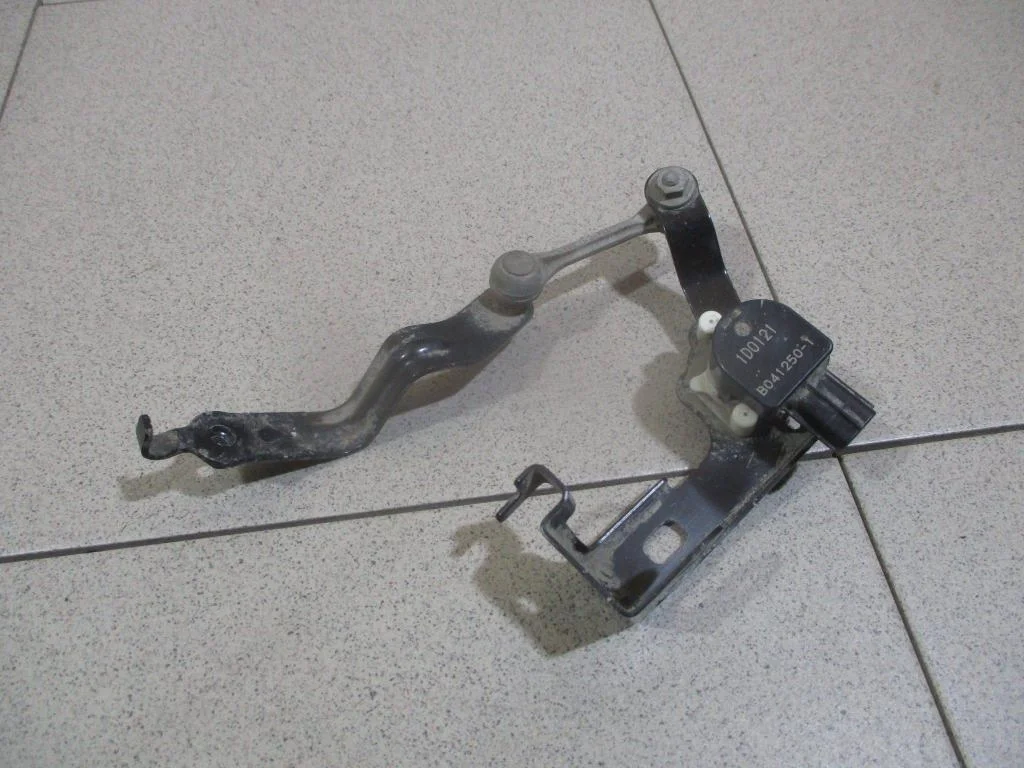 Датчик высоты дорожного просвета Toyota Camry XV70