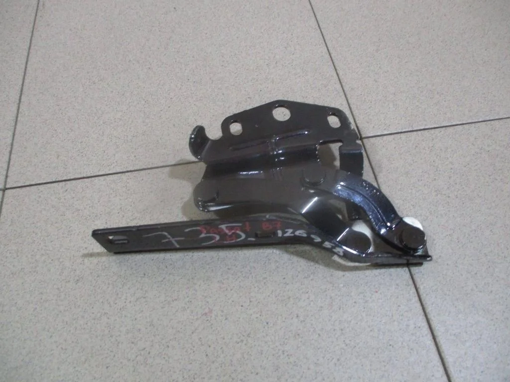 Петля капота левая Volkswagen Passat B7