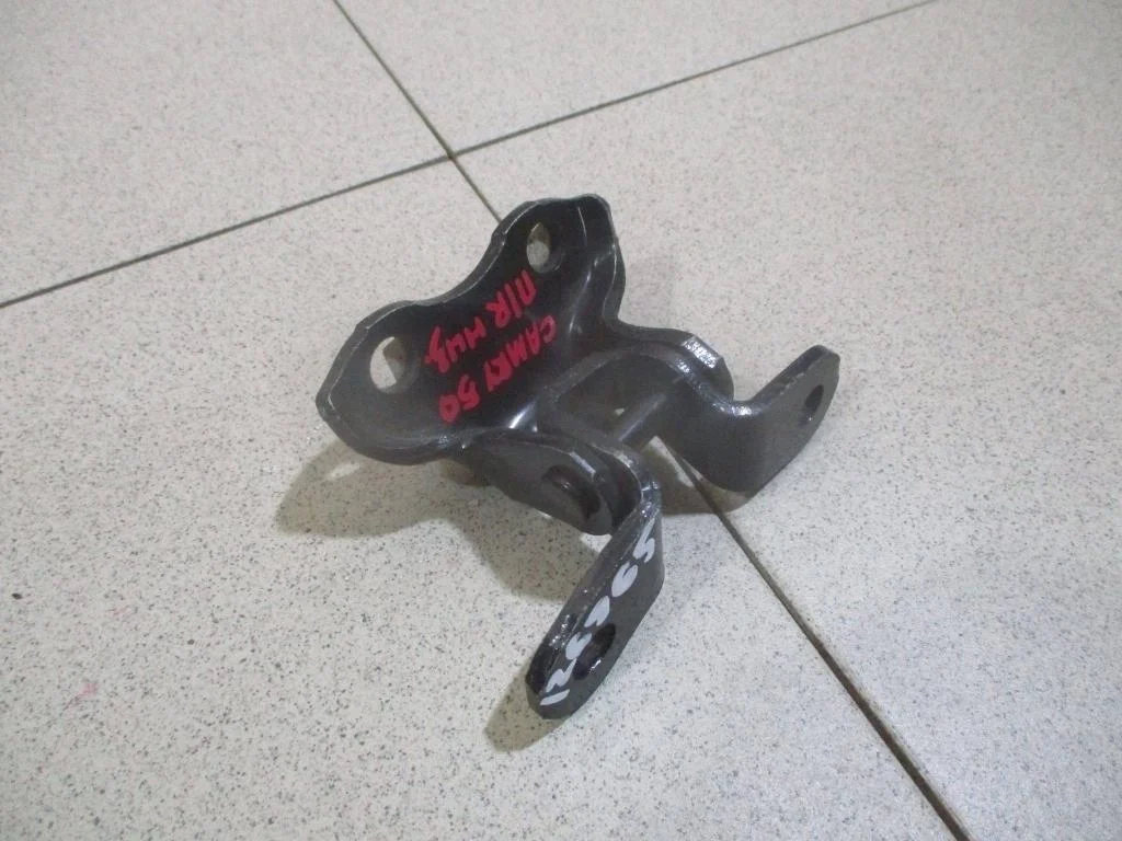 Петля двери передней правой нижняя Toyota Camry XV50