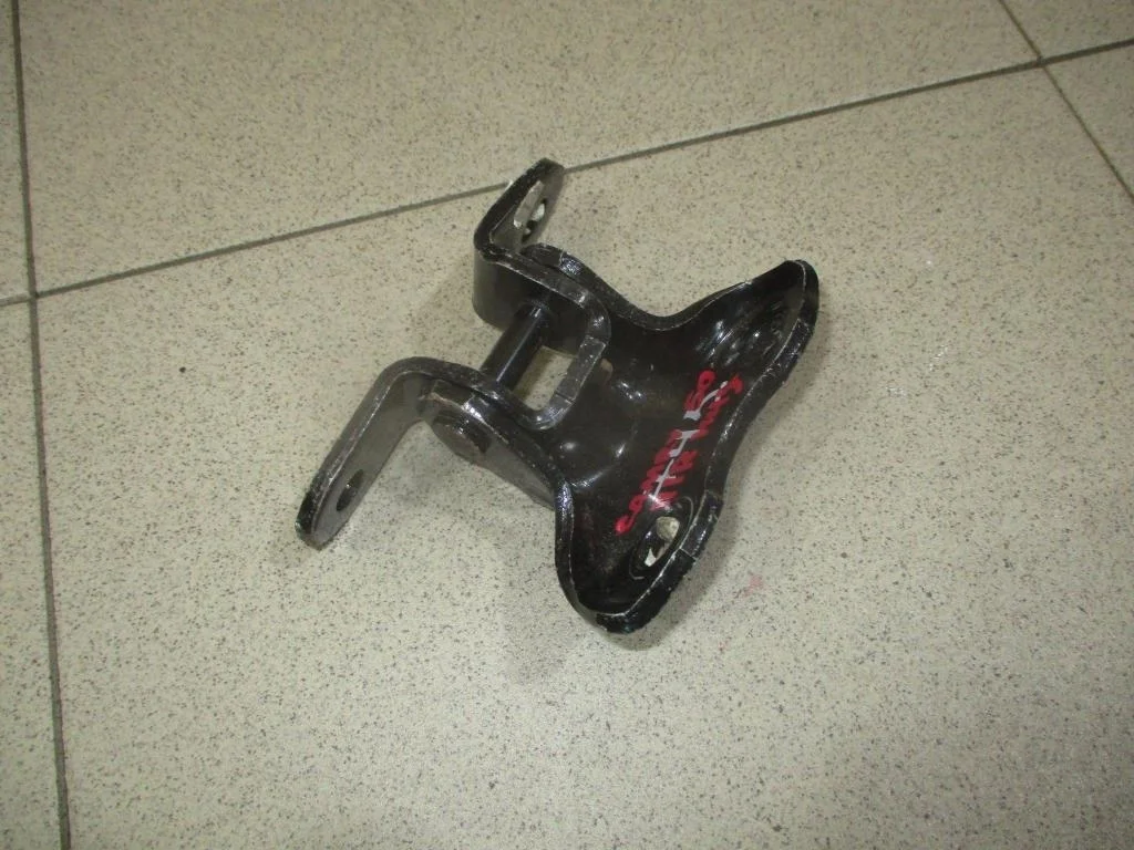 Петля двери передней правой нижняя Toyota Camry XV50