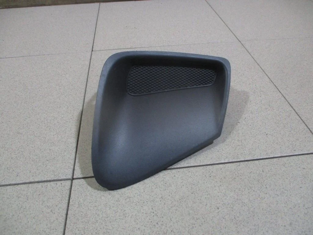 Заглушка в бампер правая Toyota Corolla E150