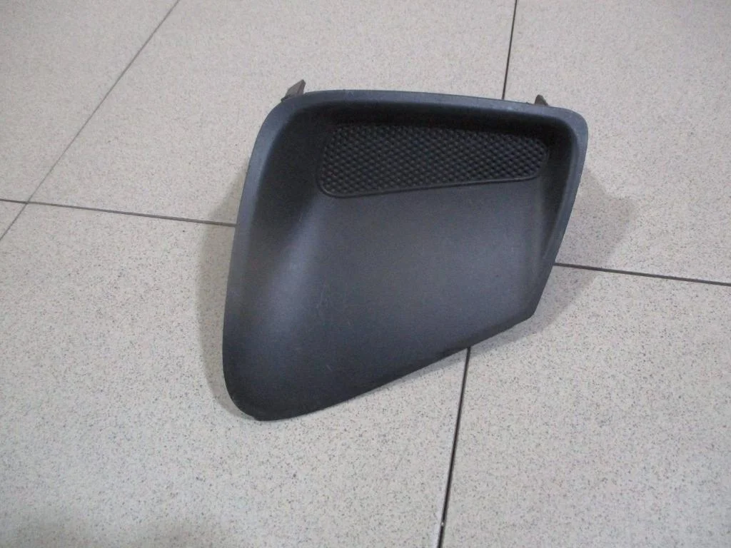 Заглушка в бампер правая Toyota Corolla E150