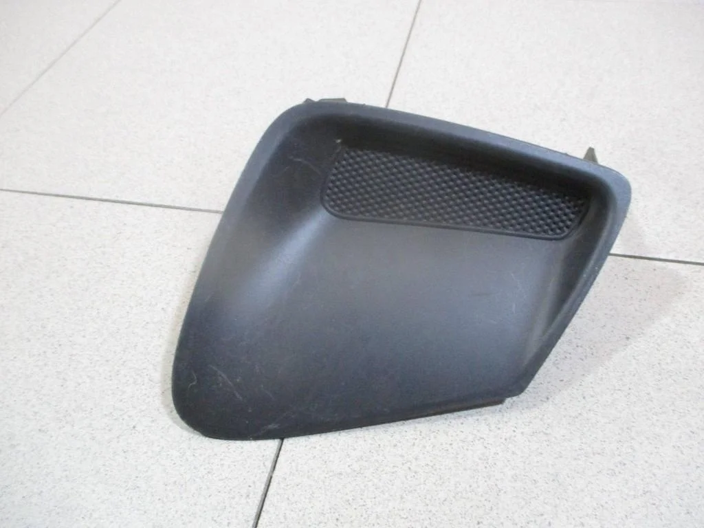 Заглушка в бампер правая Toyota Corolla E150