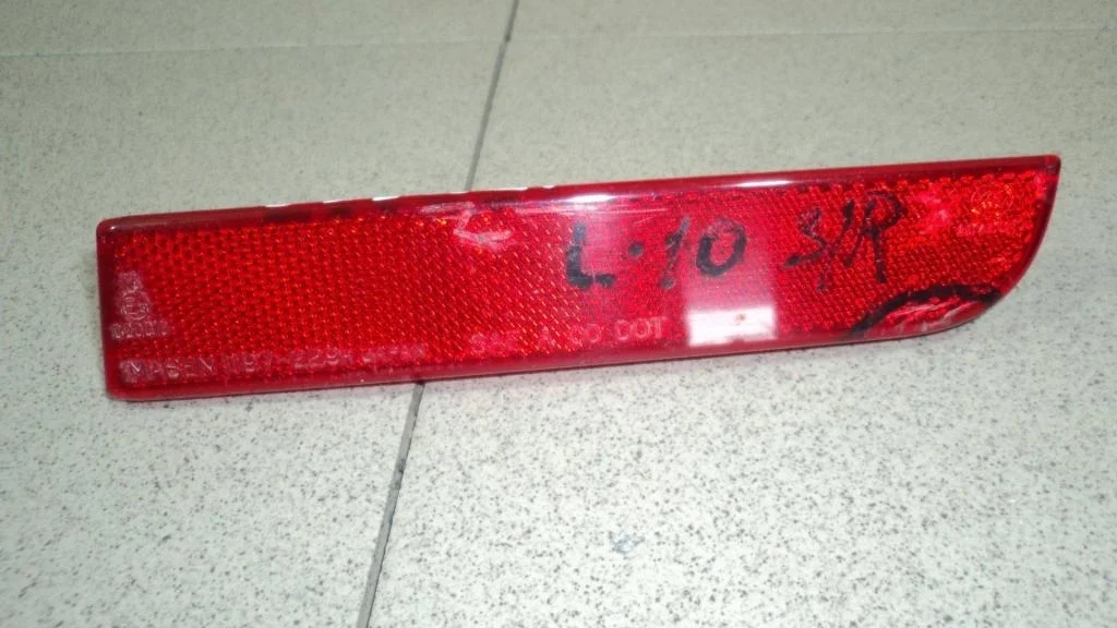 Отражатель в бампер задний правый Mitsubishi Lancer 10 CY