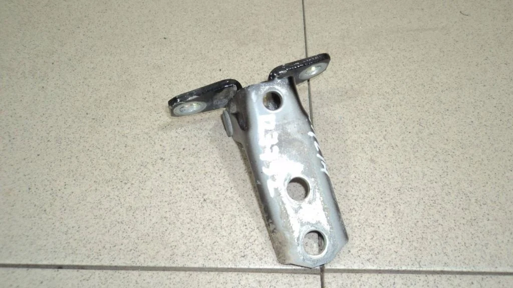 Петля двери передней Mitsubishi Lancer 10 CY