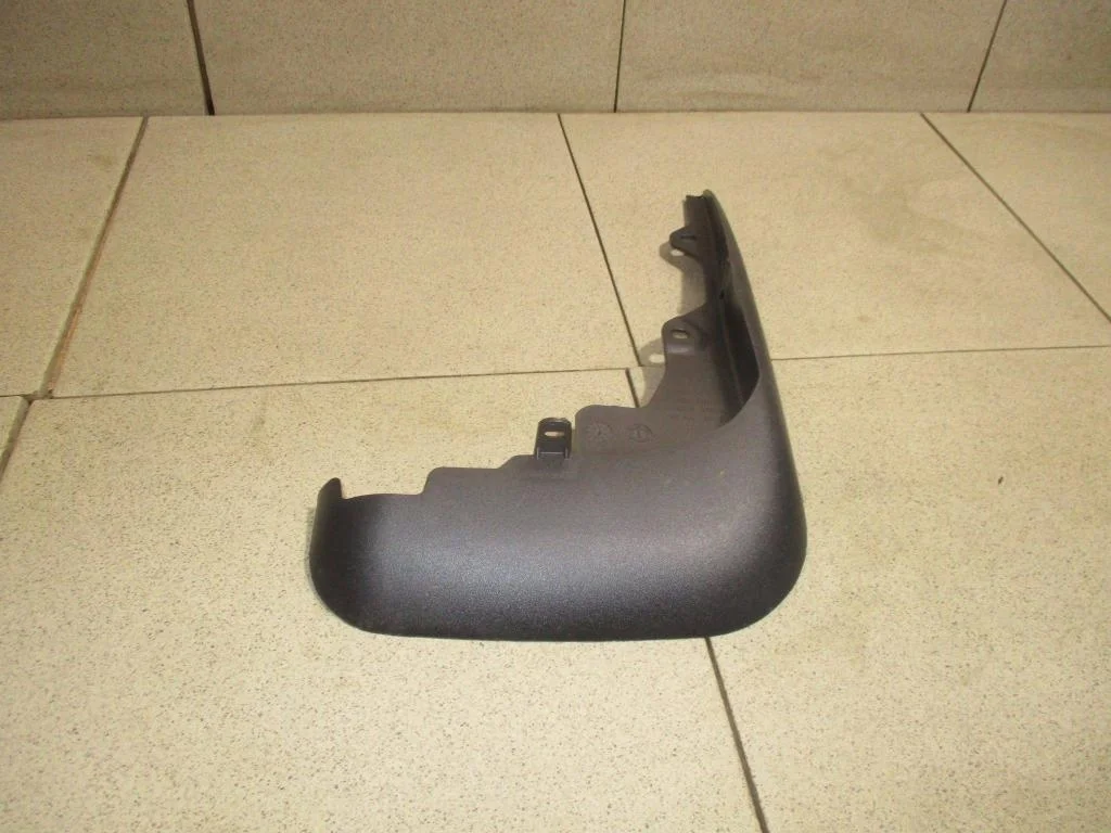 Брызговик передний правый Toyota Highlander 2 XU40