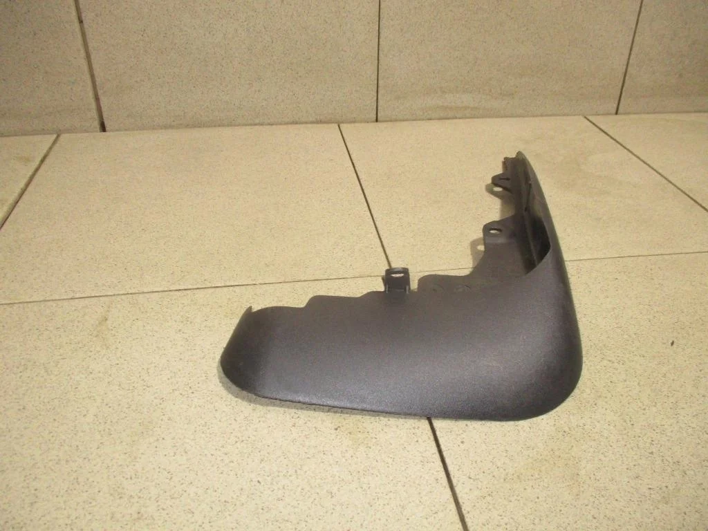 Брызговик передний правый Toyota Highlander 2 XU40