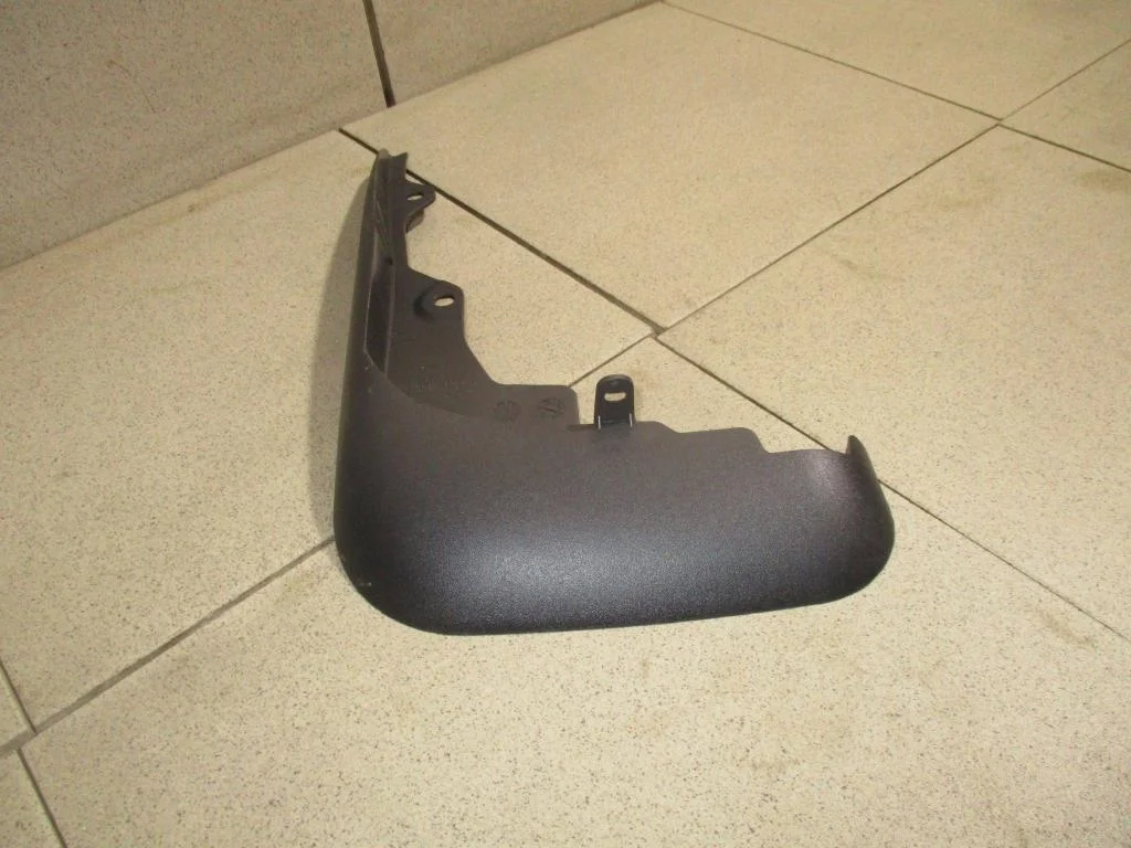 Брызговик передний левый Toyota Highlander 2 XU40