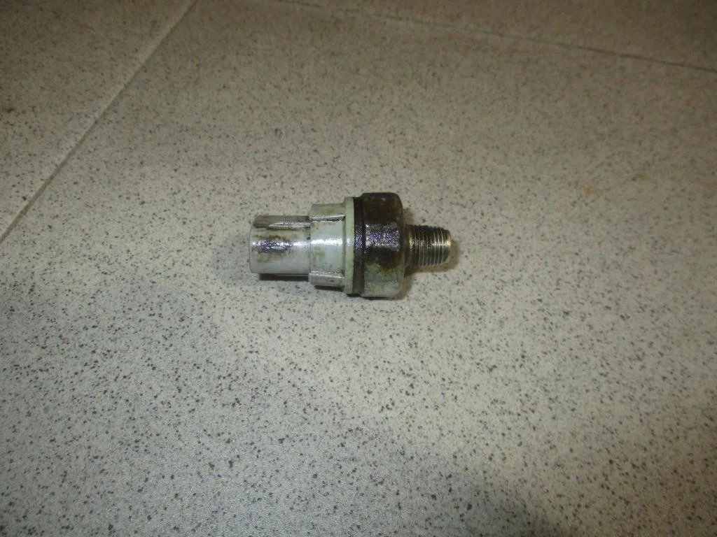 Датчик давления масла Toyota RAV4 A40