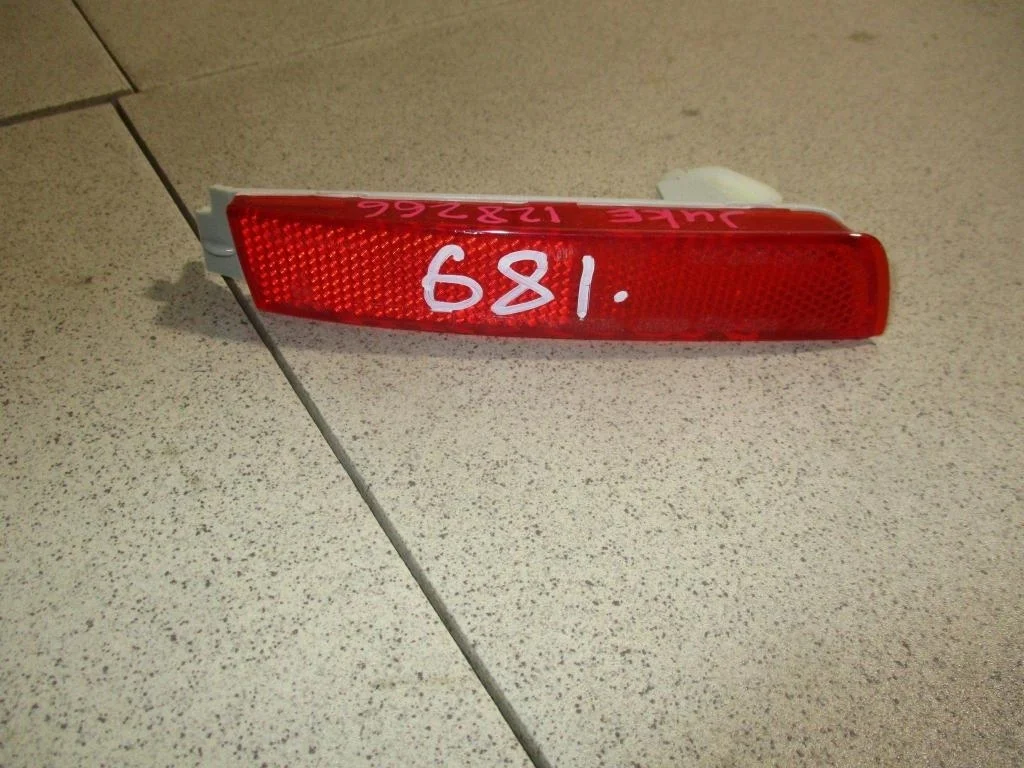 Отражатель в бампер задний левый Nissan Juke F15