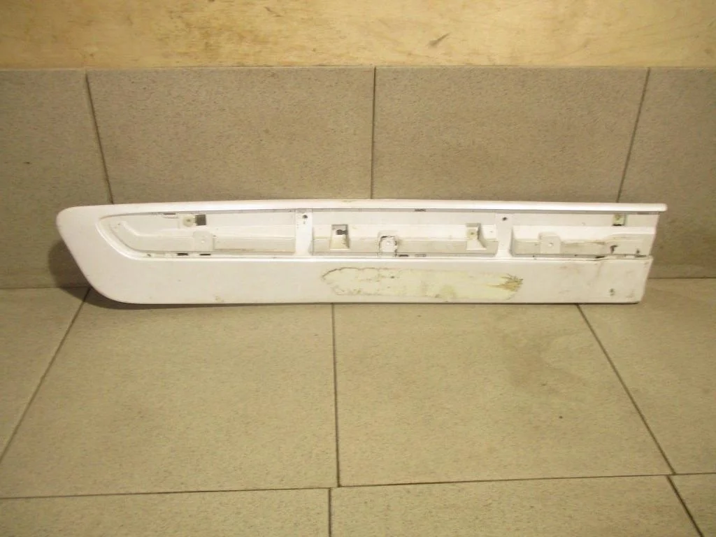 Накладка двери задней правой Lexus LX570 J200