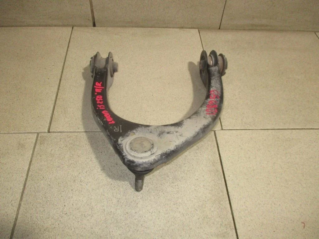 Рычаг передний верхний правый Lexus IS250 XE20