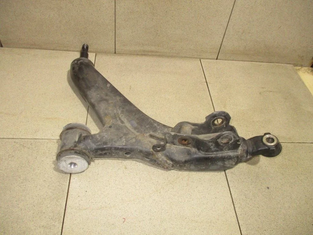 Рычаг передний нижний левый Lexus IS250 XE20