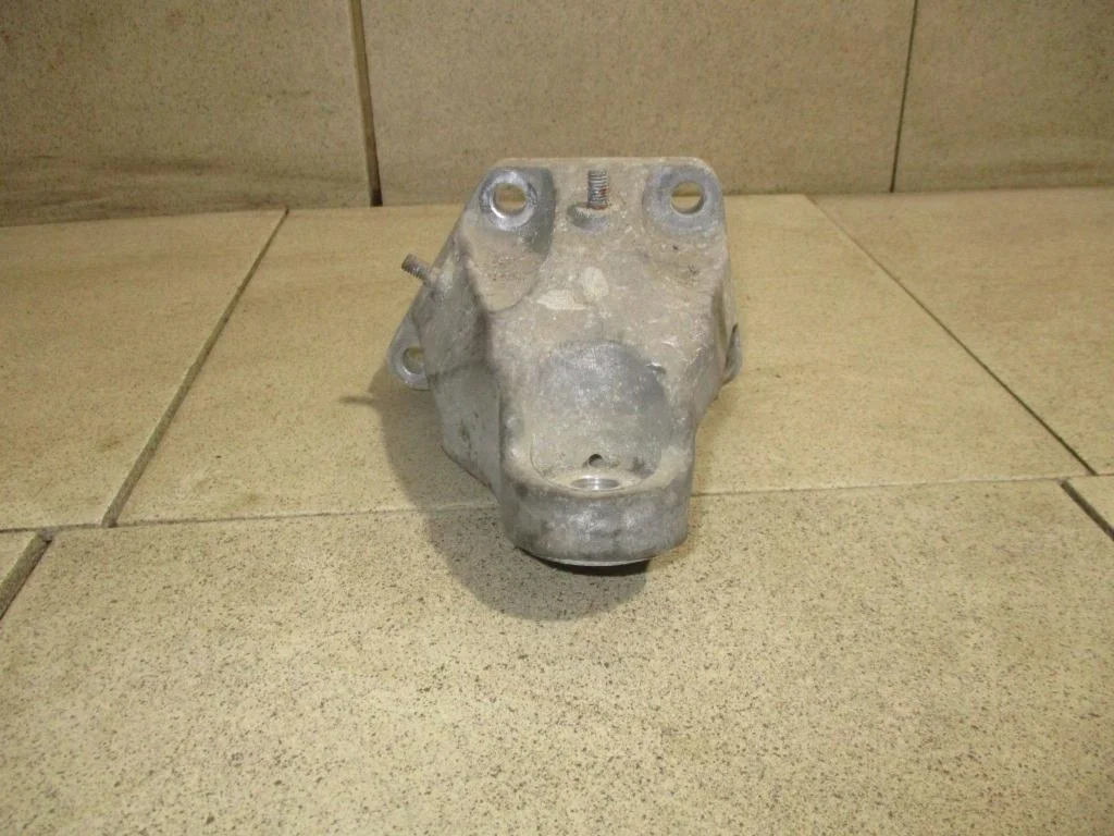 Кронштейн двигателя левый Lexus IS250 XE20