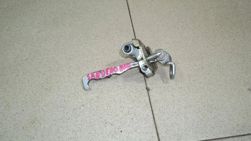 Ограничитель двери Renault Sandero 1 BS