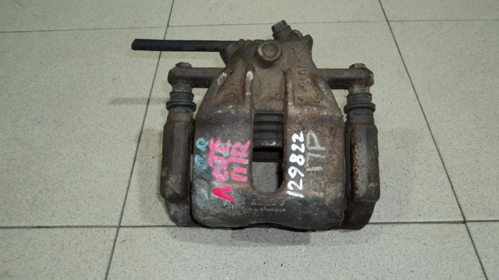 Суппорт передний правый Nissan Note E11