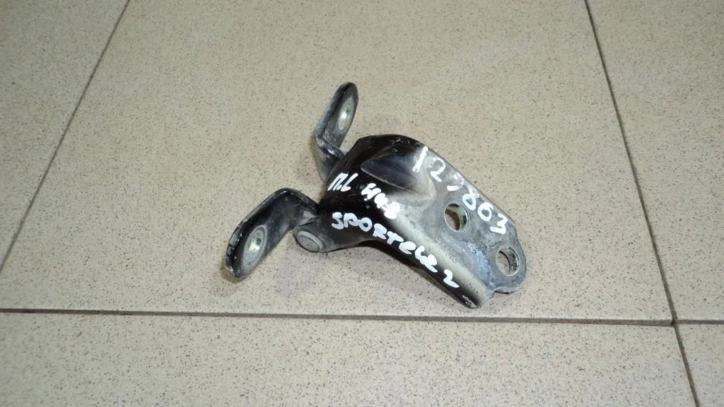 Петля двери передней левой нижняя Kia Sportage 2 2007 KM