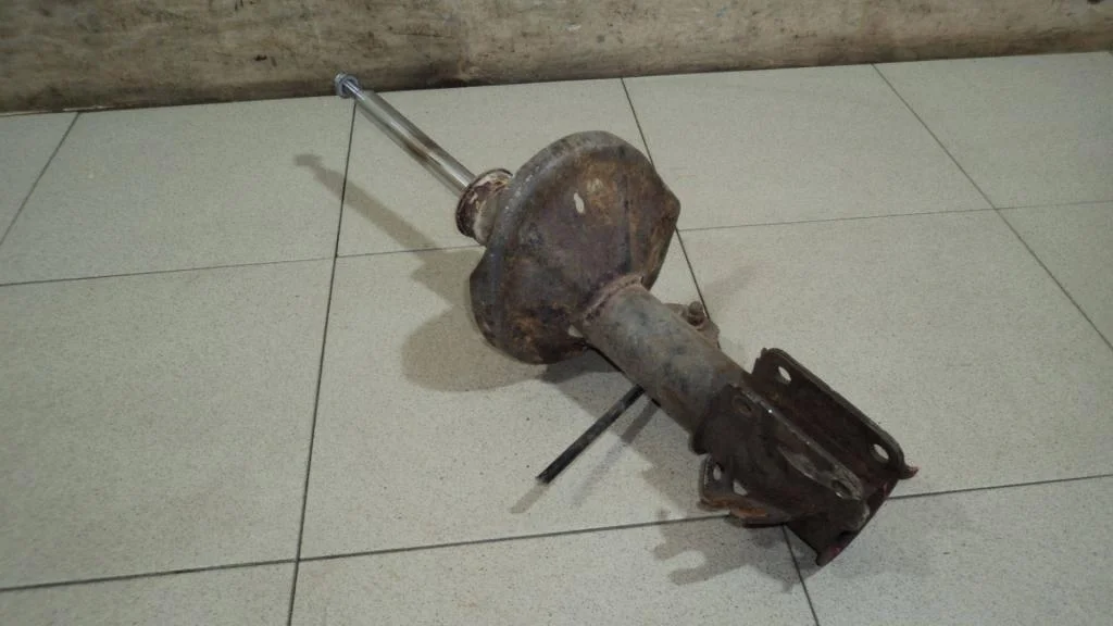 Амортизатор передний левый Chevrolet Lacetti J200