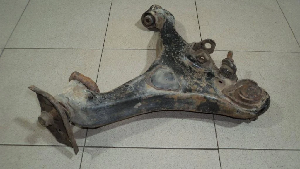 Рычаг передний нижний правый Nissan Navara 2007 D40