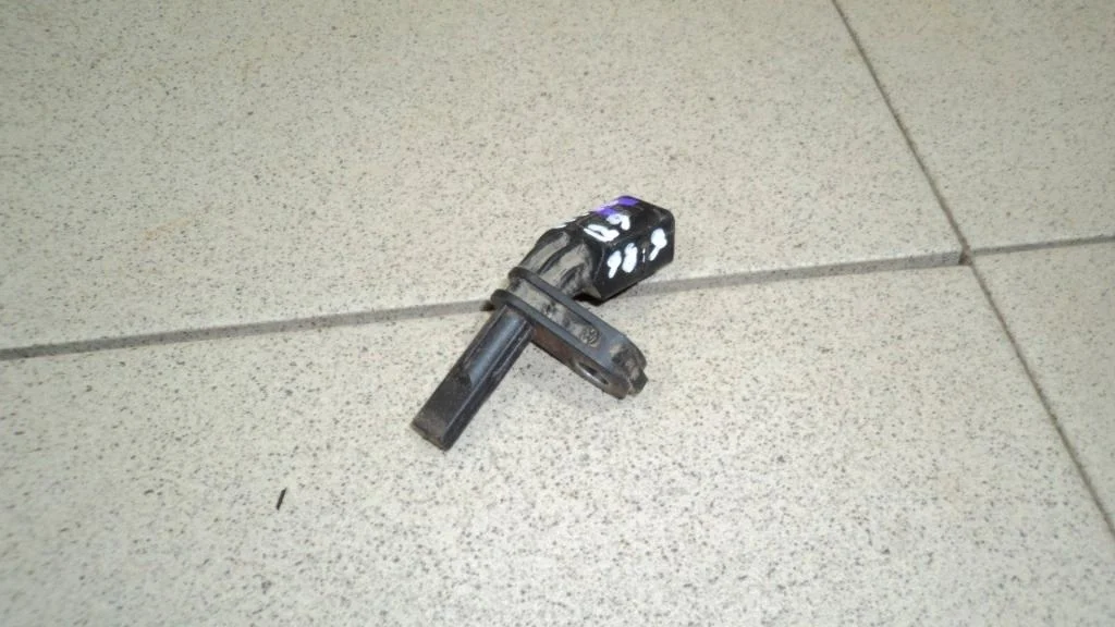 Датчик abs передний правый Volkswagen Jetta A6